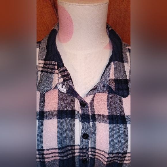 🆓 With $25 Dollar Purchase! Olive & Oak (women's) button up top - Picture 3 of 6